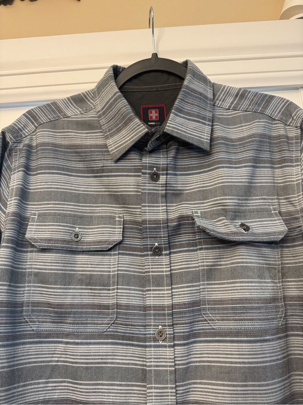 Swiss Tech Men’s Gray Striped Button Down Shirt Size Medium - Picture 2 of 5